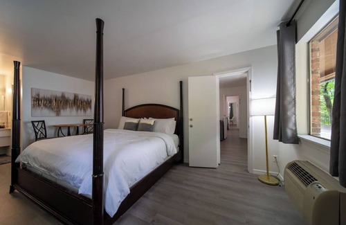 Eureka Springs Historic District Complejo | King Suite Room #14 at GloryDayz!