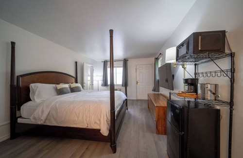 Eureka Springs Historic District Complejo | King Suite Room #14 at GloryDayz!