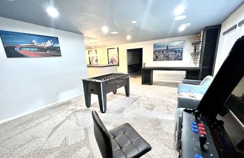 Barrett Casa | KING SUITE W/FIREPLACE120"SCREENCURVEMOVIETHEATER