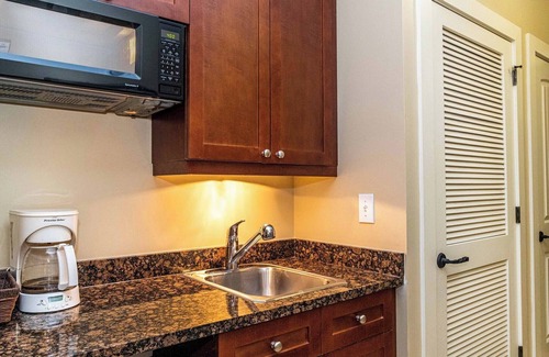St. Augustine Condominio | King Suite w/ full size refrigerator -community pool & hot tub -near beaches