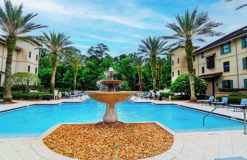St. Augustine Condominio | King Suite w/ full size refrigerator -community pool & hot tub -near beaches