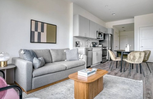Alexandria West Apartamento | King Suite with coffee bar that provides a wonderful living experience!