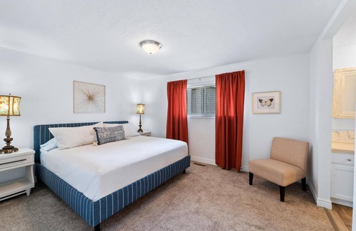 Orem Casa | King Suite with Private Ensuite & Waffle Breakfast