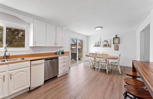 Orem Casa | King Suite with Private Ensuite & Waffle Breakfast