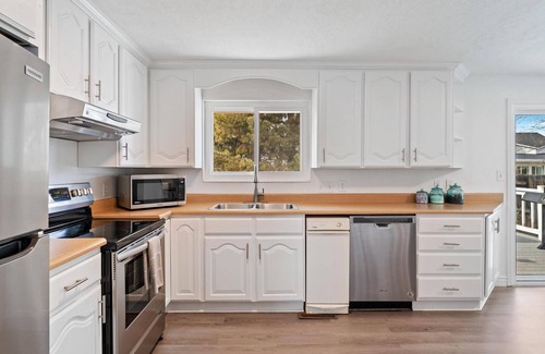 Orem Casa | King Suite with Private Ensuite & Waffle Breakfast