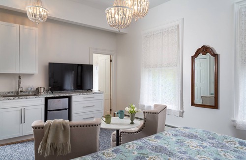 Historic Hill Apartamento | ¡Nuevo! King BR, cocina, A / C, Wi-Fi, estacionamiento, chimenea, Walk to All