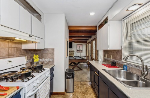 Wichita Casa | KingBed, PoolTable & Backyard in East Wichita