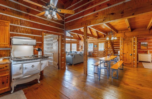 Whiteside Cabina | Kingfisher Cabin-a PMI Scenic City rental