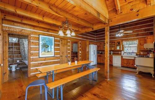 Whiteside Cabina | Kingfisher Cabin-a PMI Scenic City rental