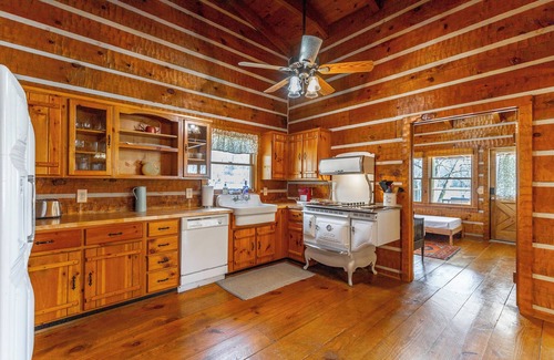 Whiteside Cabina | Kingfisher Cabin-a PMI Scenic City rental