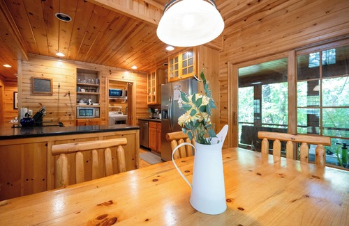 Saugatuck Cabina | Kingfisher Cove! Private hot tub + community pool