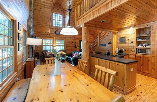 Saugatuck Cabina | Kingfisher Cove! Private hot tub + community pool