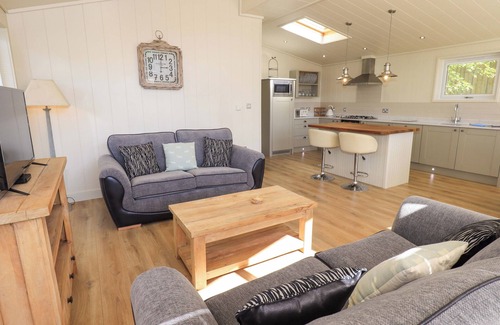 Gargrave Cabaña | KINGFISHER LODGE, family friendly, luxury holiday cottage in Gargrave