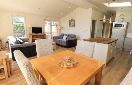 Gargrave Cabaña | KINGFISHER LODGE, family friendly, luxury holiday cottage in Gargrave