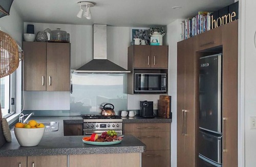 Pukehina Casa | Kingfisher Way - Beachfront Holiday Home Sleeps 10