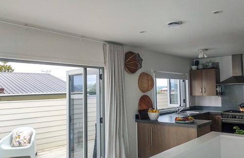 Pukehina Casa | Kingfisher Way - Beachfront Holiday Home Sleeps 10