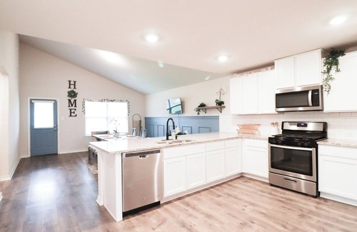 Medina Valley Casa | Kinglsey Oasis – The Perfect Family Getaway w/ Resort Amenities, Pet Friendly!