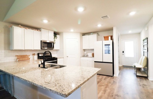 Medina Valley Casa | Kinglsey Oasis – The Perfect Family Getaway w/ Resort Amenities, Pet Friendly!