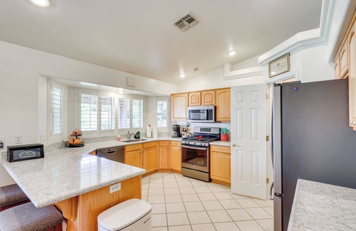 Kingman Casa | Kingman Family Home: Yard, Grill & Room to Relax!