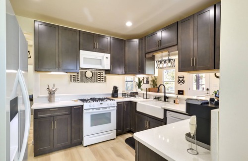 Kingman Casa | Kingman Retreat w/ Hot Tub: 1 Block to Route 66!