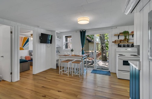 Kimberling City Cabina | Kings Cove Cabin!! Come Stay and Play at this 2 Bedroom Lake Cottage!