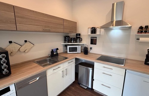 Dudenhofen Apartamento | Kings & Queens - 2 bedrooms - whirlpool - garden - barbecue - parking lot