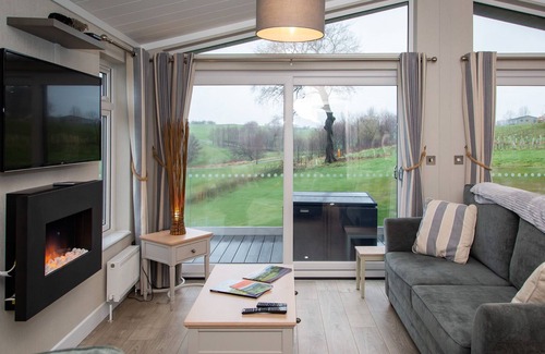 Fourstones Near Bentham Chalet De Esquí | Kingsdale Lodge - 2-Bedroom Lodge with hot tub, situated on a golf course