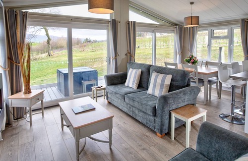 Fourstones Near Bentham Chalet De Esquí | Kingsdale Lodge - 2-Bedroom Lodge with hot tub, situated on a golf course
