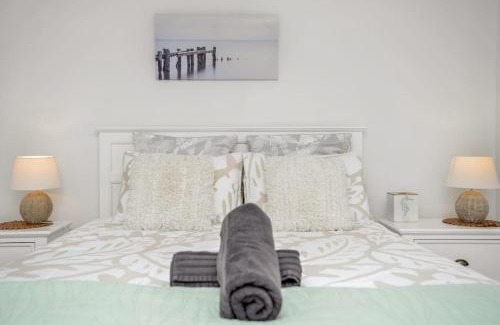 Victor Harbor Casa | Kingsford Cottage - Esplanade Escape & Family BBQs