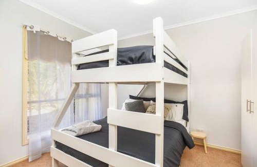 Victor Harbor Casa | Kingsford Cottage - Esplanade Escape & Family BBQs