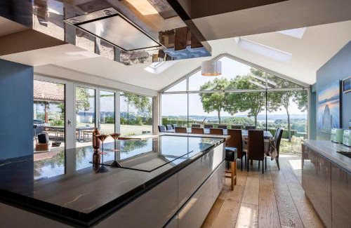 Compton Martin Casa | Kingsley Lake View & Paddocks - A group retreat with hot tub, sports bars & spectacular lake views in the Mendip Hills AONB