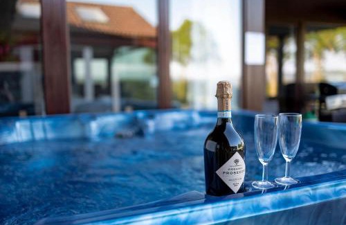 Compton Martin Casa | Kingsley Lake View & Paddocks - A group retreat with hot tub, sports bars & spectacular lake views in the Mendip Hills AONB