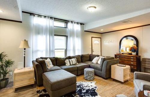 Kingston Casa | Kingston Home with On-Site Boat Parking 2 Mi to Lake