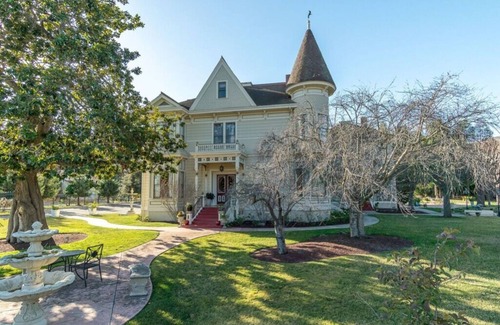 Salinas Casa | KINGSUITE in Mansion Mins to Beach Monterey Carmel