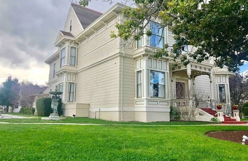 Salinas Casa | KINGSUITE in Mansion Mins to Beach Monterey Carmel