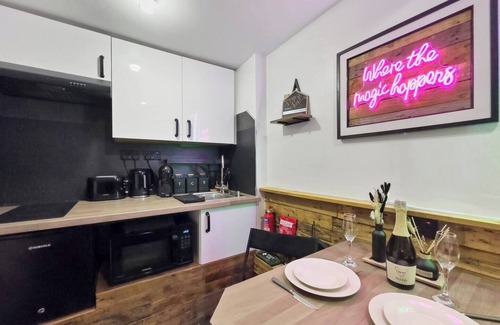 Rhondda Cynon Taff Cabina | Kinky Kabin w/ Hot Tub, Sauna and Rooftop Garden