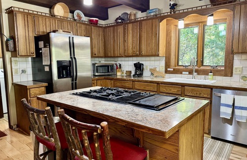 Glen Arbor Casa | Kinnikinnick Pet Friendly downtown Glen Arbor!