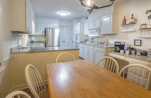 Ellendale Casa | Kirby House: Sleeps 16, King bed, Hot Tub, Game Rooms, Gym, Gated/Free Parking