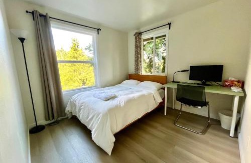 Inglewood-Finn Hill Casa | Kirkland Cozy Room