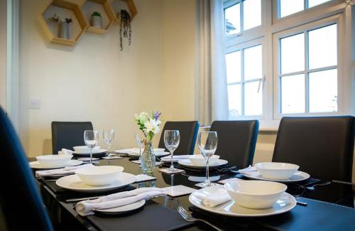 Stanley Casa | Kirkstall by Alt-Stay Accommodation - 4 Bed House Ideal For Workforces & Relocations - Weekly & Monthly Rates Available