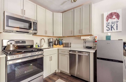 Kirkwood Condominio | Kirkwood Studio – Full Kitchen & Meadow Balcony