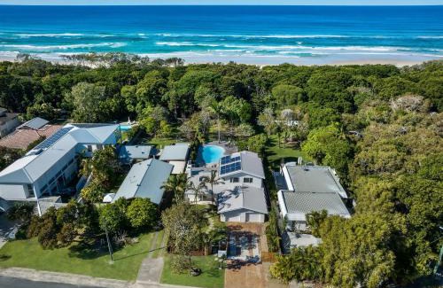 Suffolk Park Casa | Kirra Beach House - relax in pool & sauna