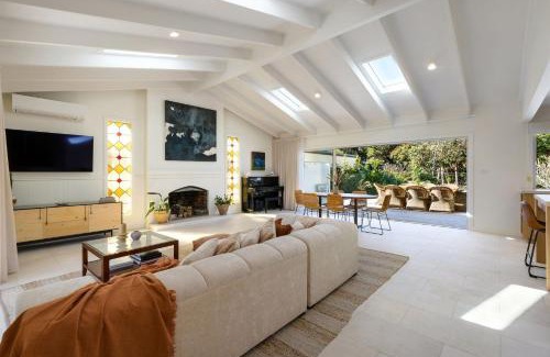 Suffolk Park Casa | Kirra Beach House - relax in pool & sauna