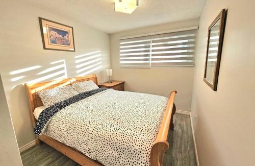 Jasper Place Casa | Kirvia's retreat "entire home" 8 minutes to WEM