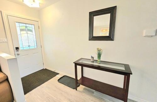 Jasper Place Casa | Kirvia's retreat "entire home" 8 minutes to WEM