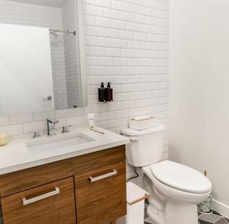 Central Business District Apartamento | Kislak 407 Stunning 2BR Corner Apt Retreat Above the City