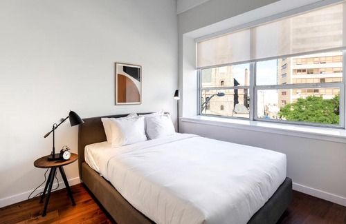 Central Business District Apartamento | Kislak 507 Stunning 2BR with Den Corner Apt Retreat Above the City