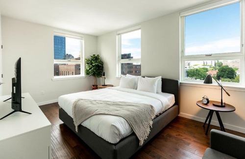 Central Business District Apartamento | Kislak 602 2BR Penthouse Retreat Above the City