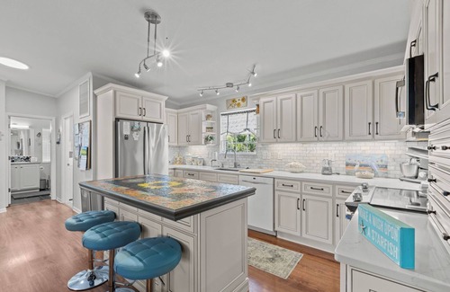 Cedar Key Casa | Kiss Me Kottage- Private Waterfront Home!