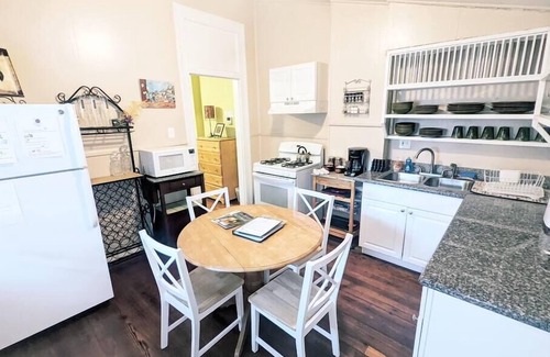 Bywater Cama Y Desayuno | Kitchen, Hot Tub, W/D Sleeps 4 in Bywater near FQ